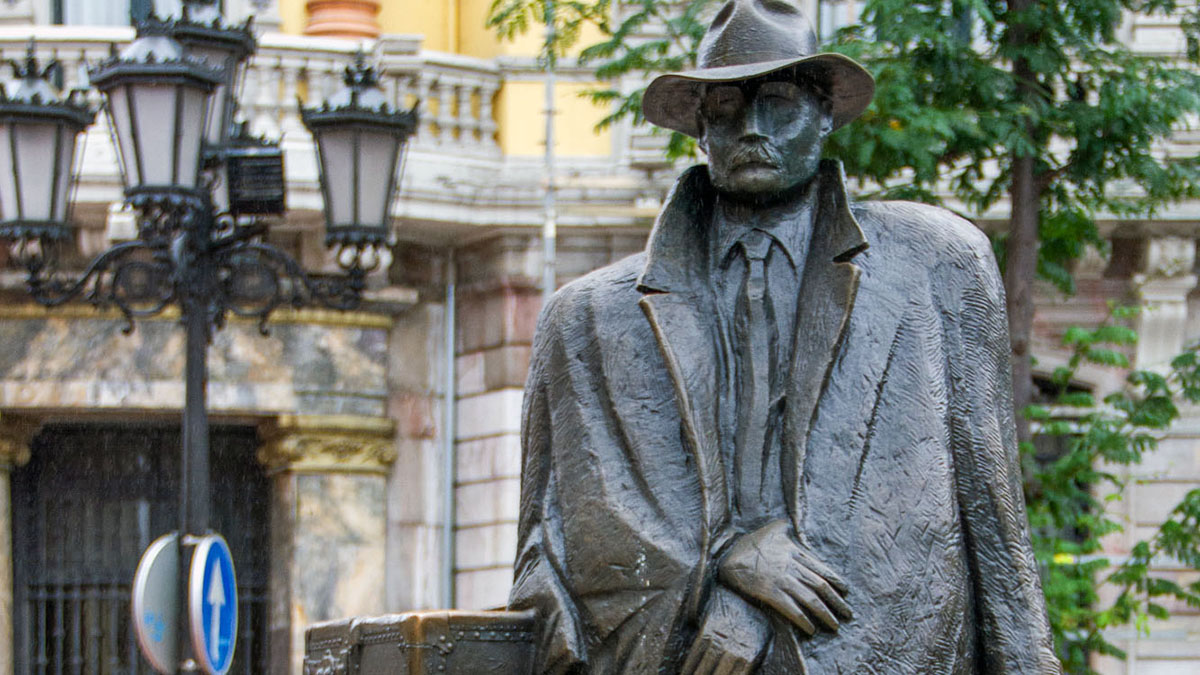 Arrensberg Statue by Eduardo Úrculo