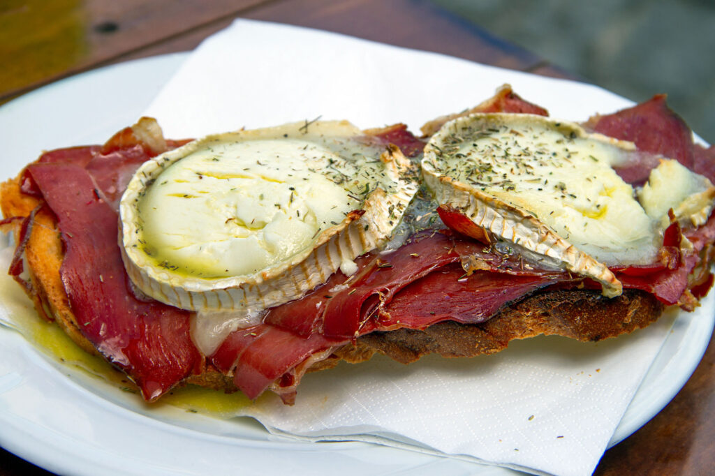 Gijon sostas con jamon y queso de cabra