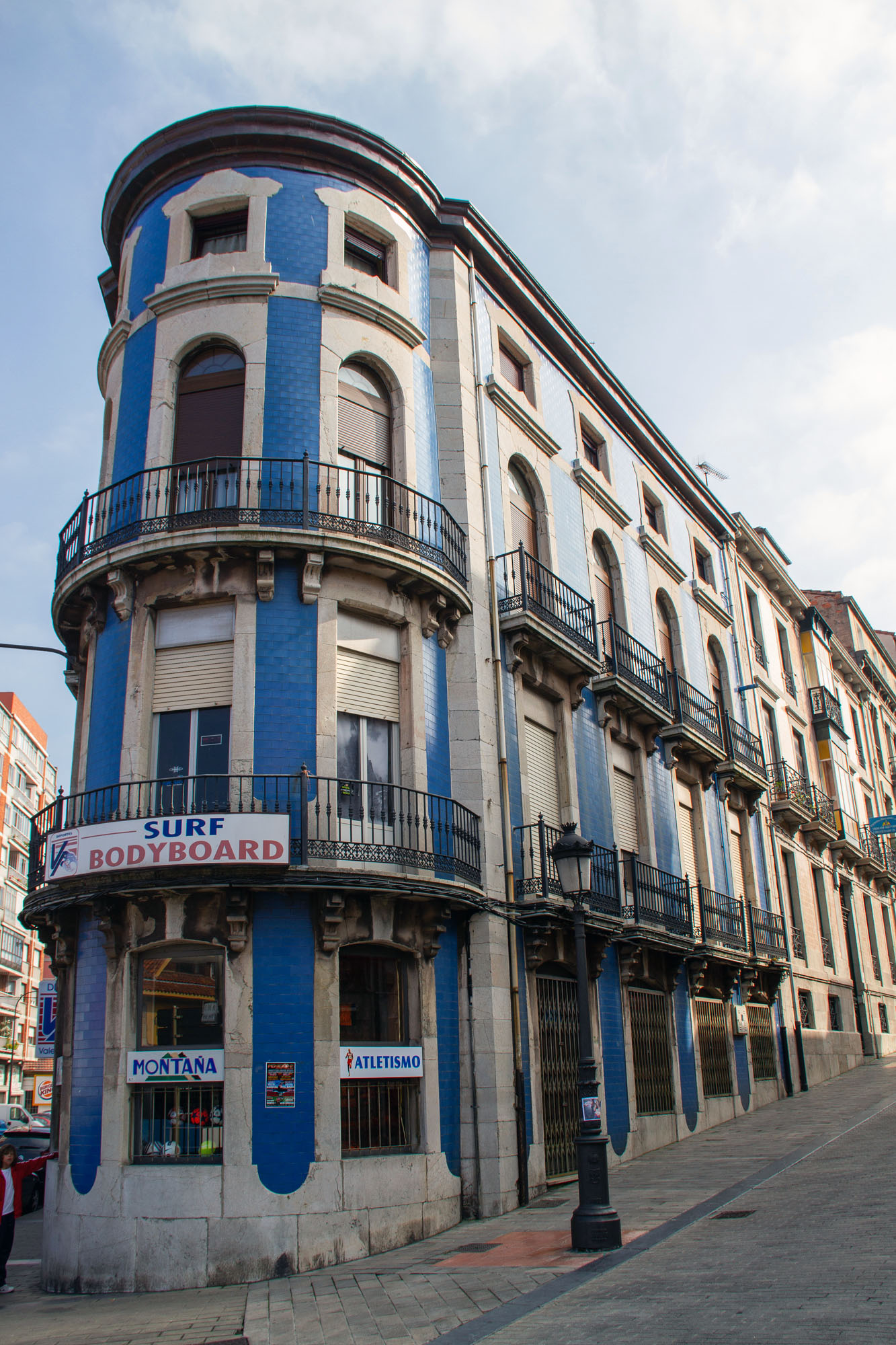 Skinny Building Aviles